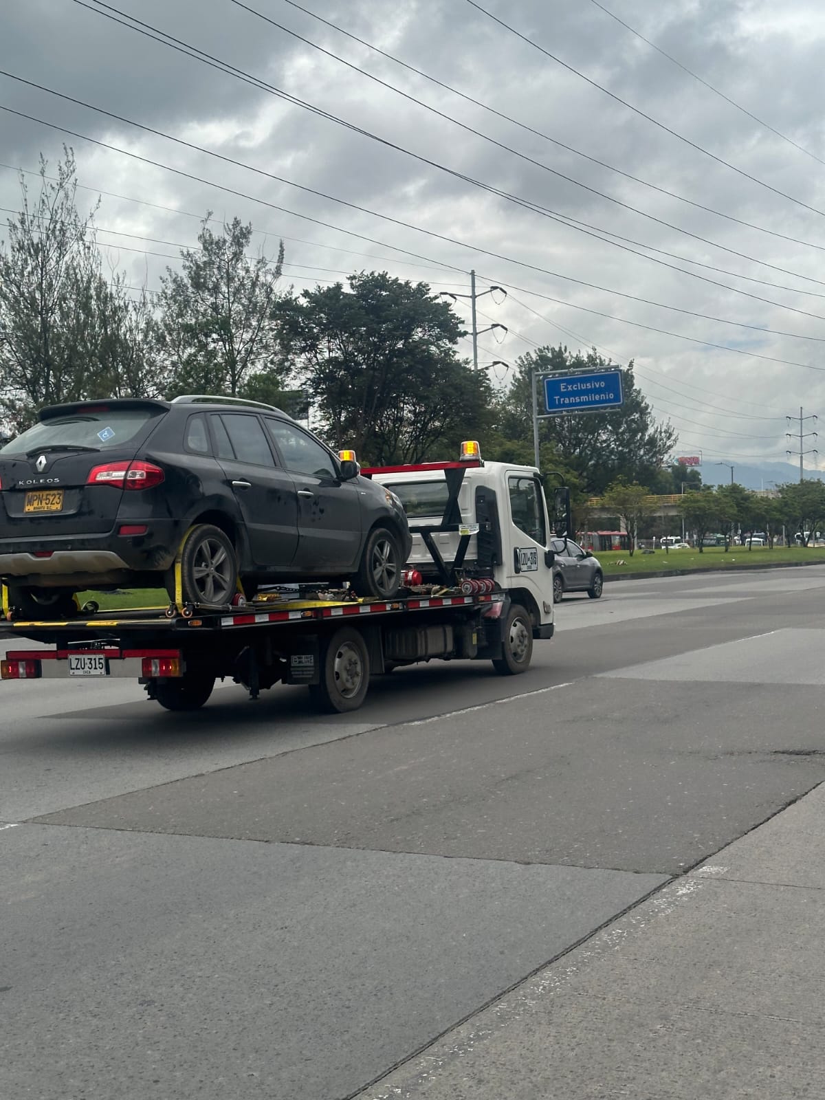 Operación de remolque con grúa especializada