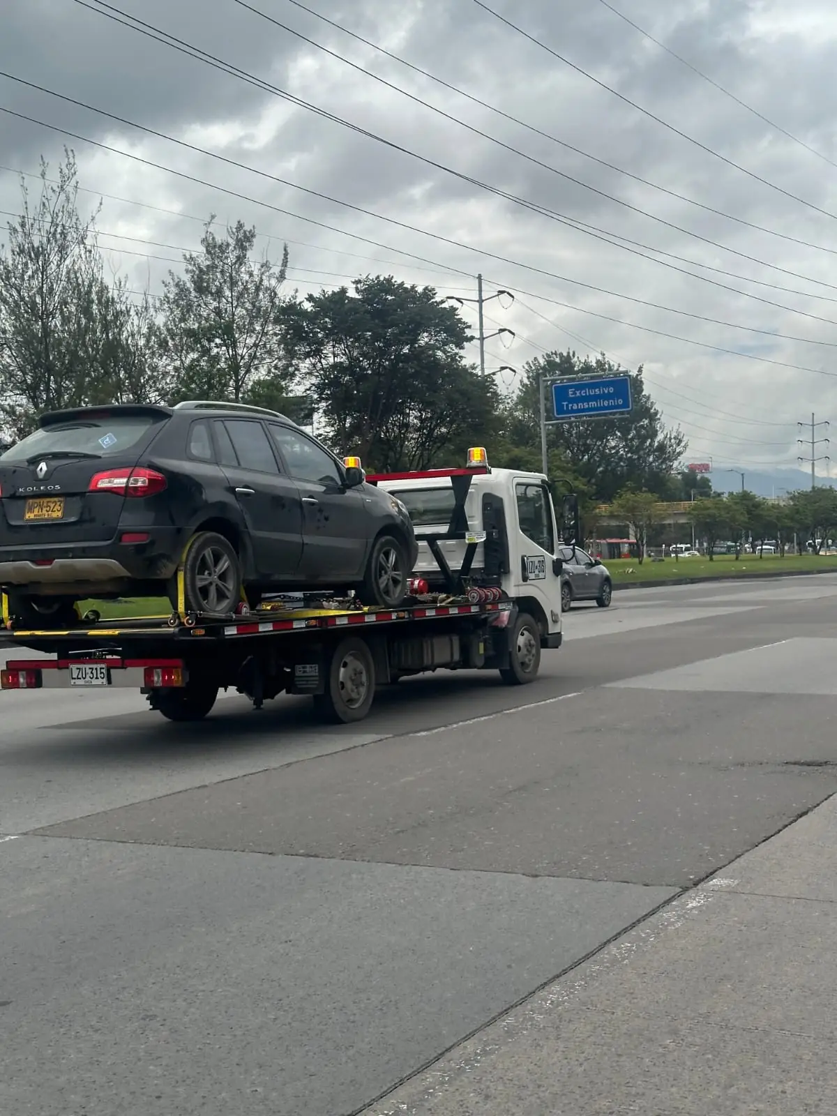 Operación de remolque con grúa especializada