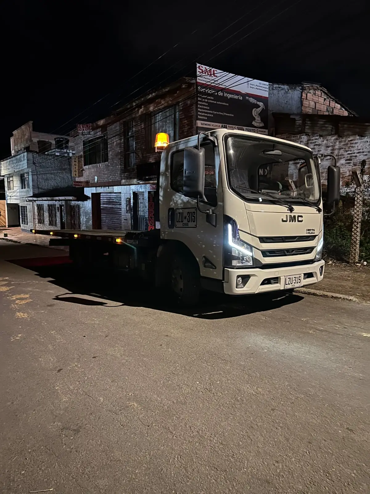 Grúa en acción transportando vehículo