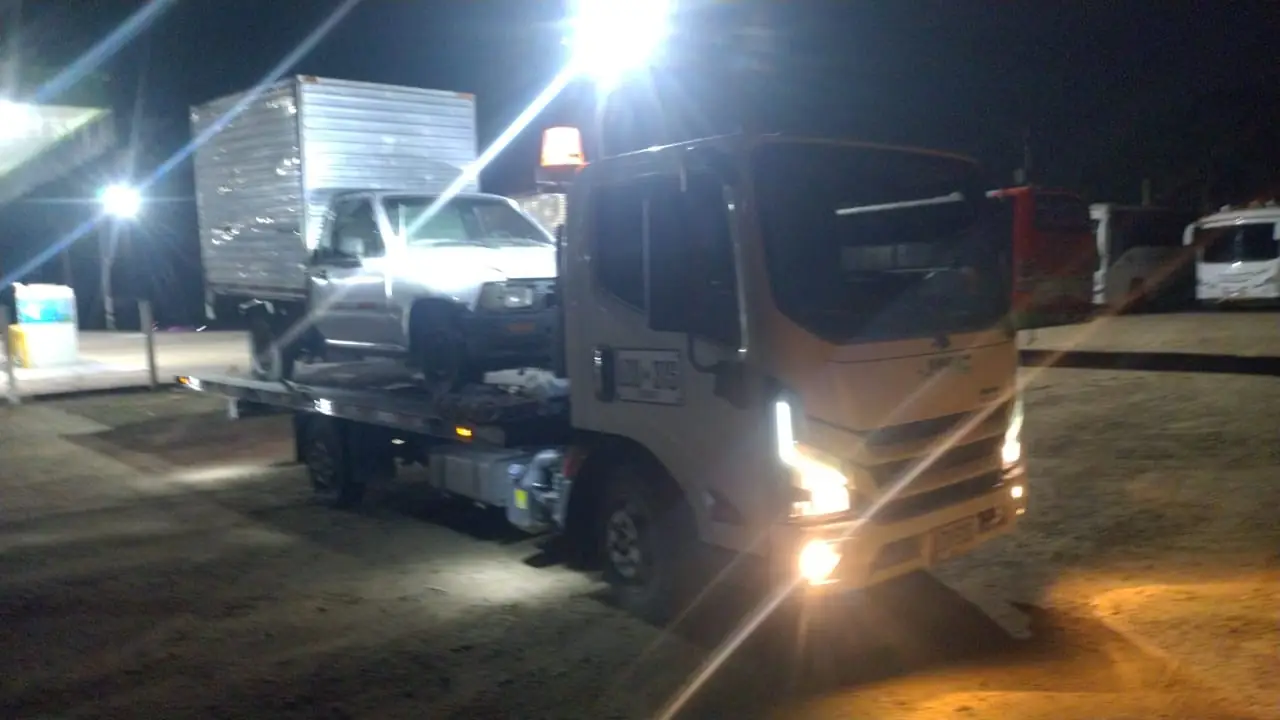 Grúa especializada realizando remolque seguro