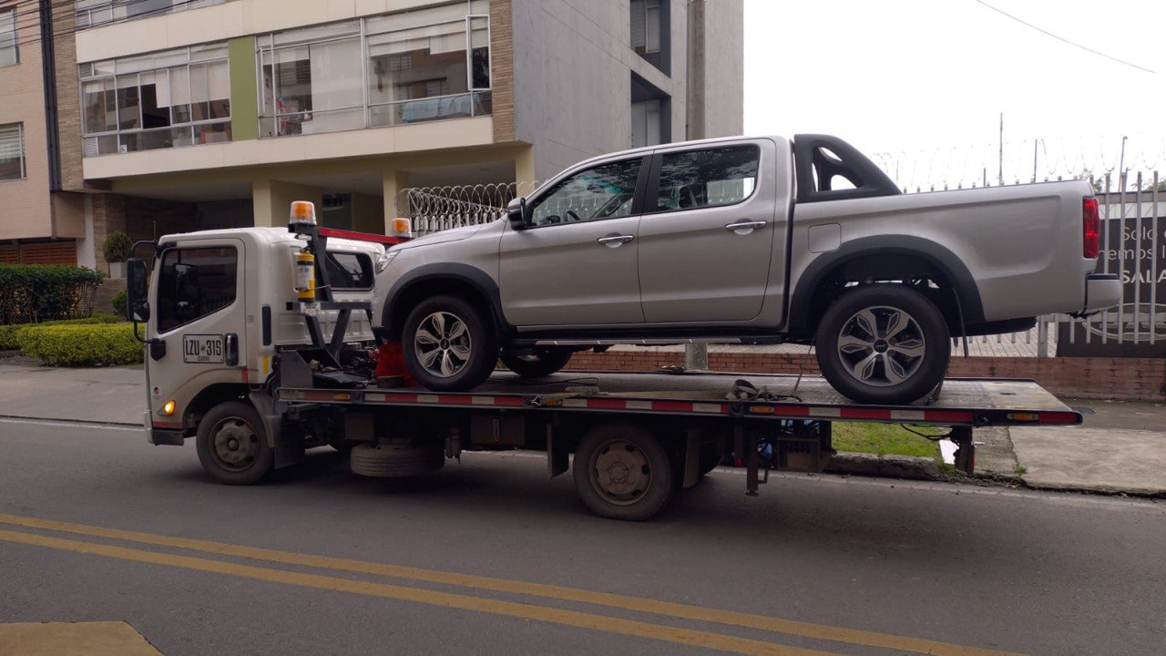 Servicio de grúa en Chía transportando vehículo