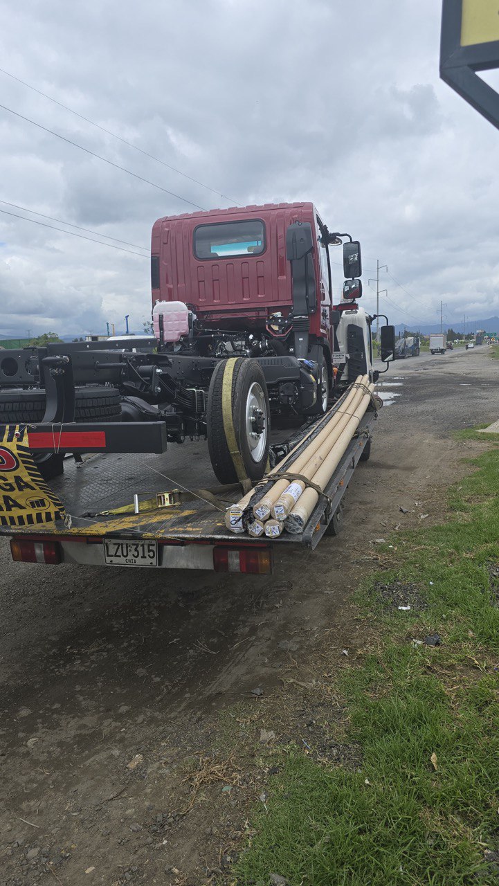 Equipo profesional de Grúas La Sabana en campo