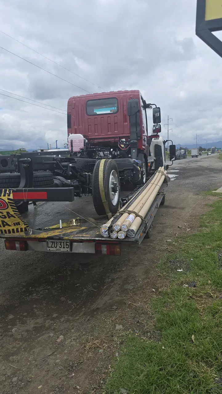 Equipo profesional de Grúas La Sabana en campo